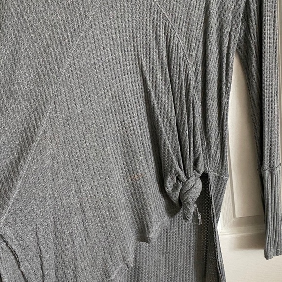 FUN & FLATTERING FREE PEOPLE top! Like NEW💃 - Picture 2 of 8